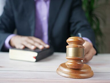 Triesch vermittelt beim VersicherungsForum die Grundlagen der Rechtsschutzversicherung